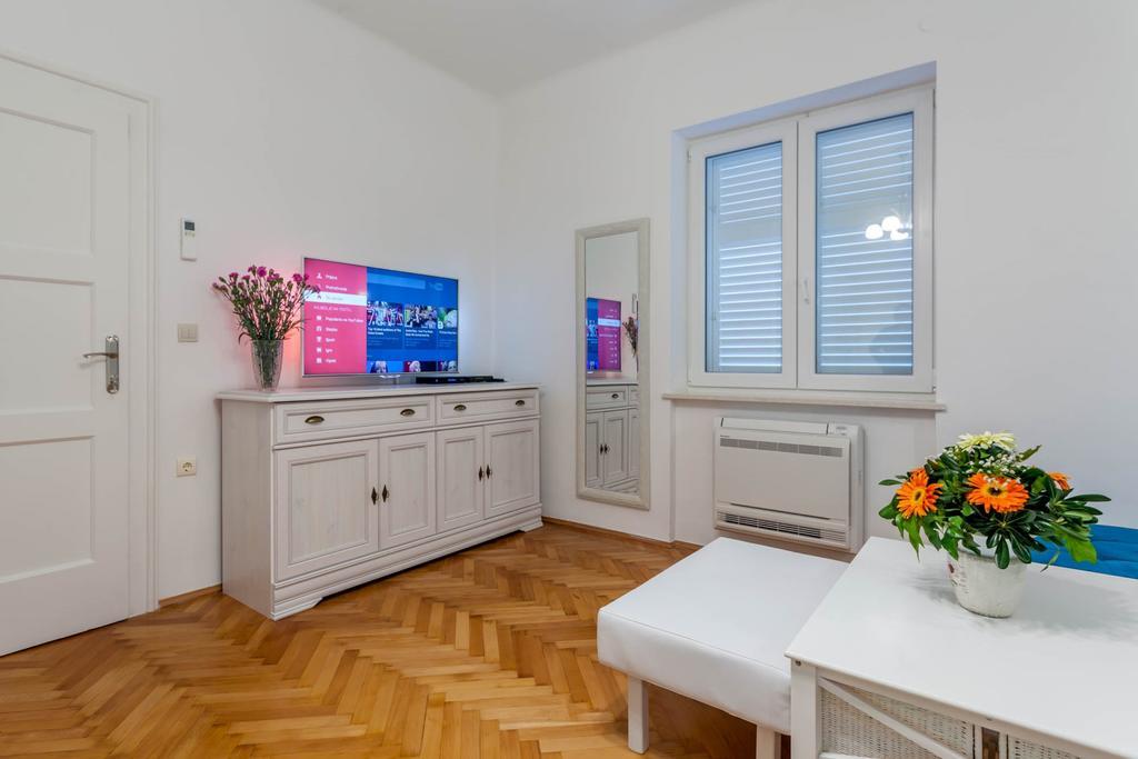 Apartment Chic In Center Split