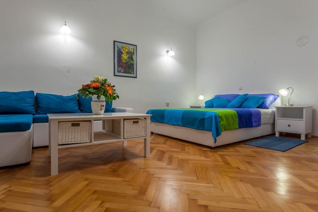 Apartment Chic In Center Split
