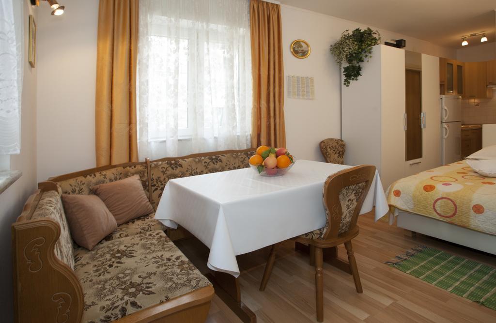 Leo Apartment Split