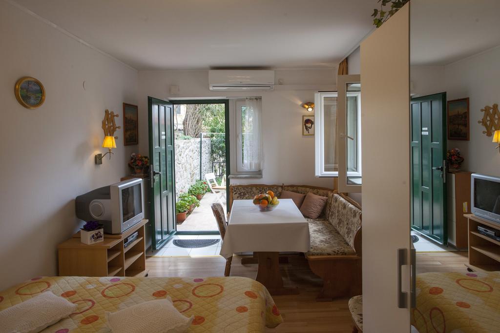 Leo Apartment Split