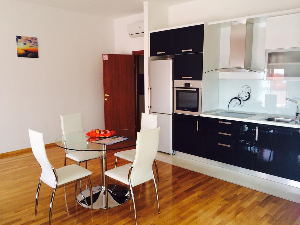 Adela Apartments Znjan Split *