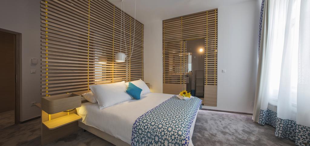 Bed & Atmosphere