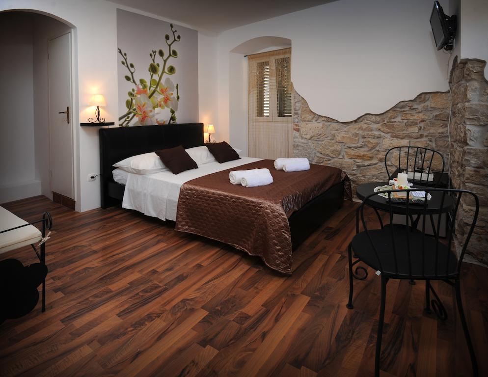 & Lasta * Split