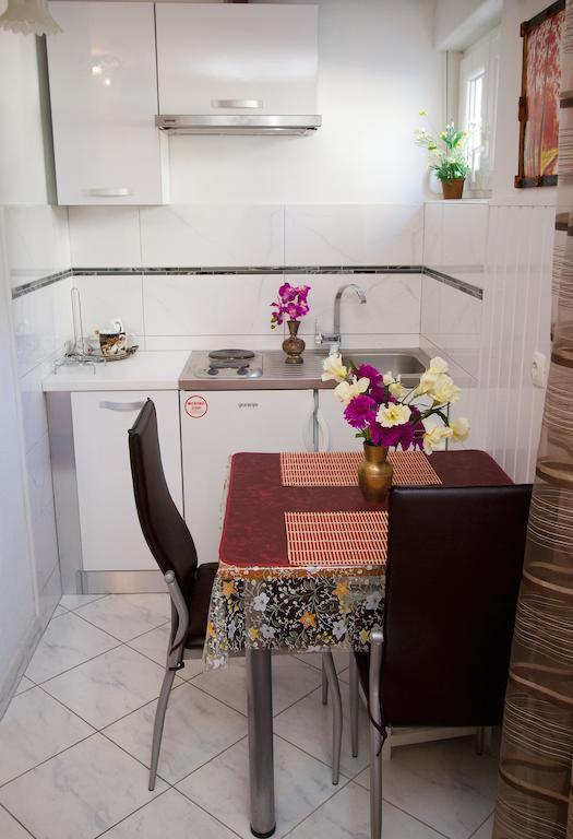 Apartment Apartments Crvena Orhideja *