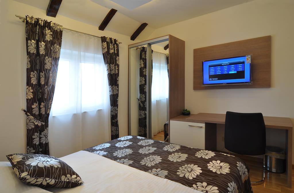 Deluxe & Sarella Apartment