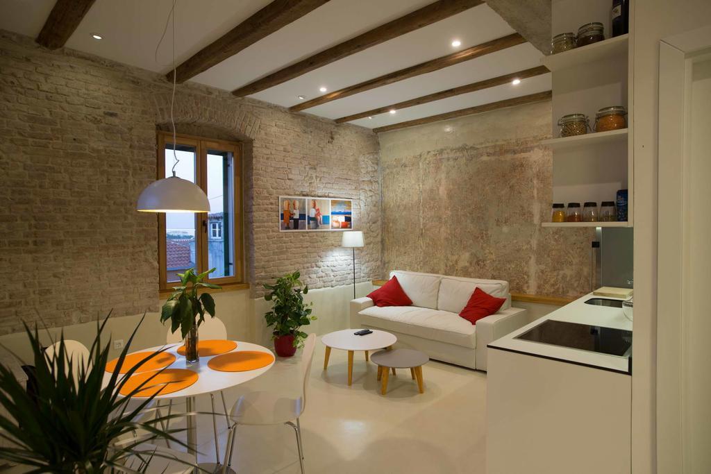 Apartment Traces Split