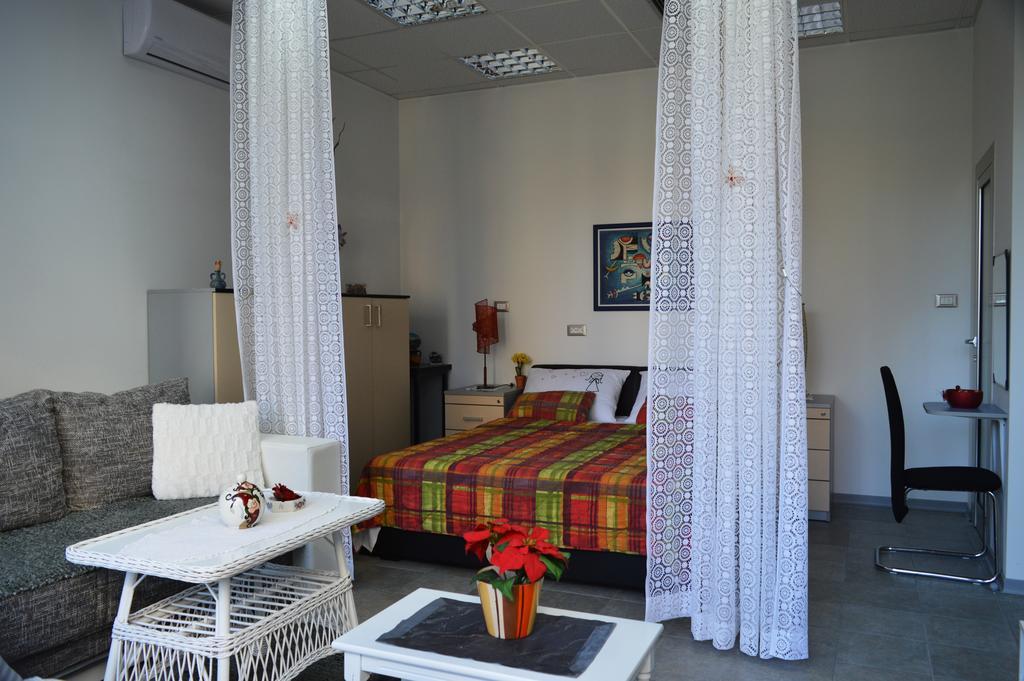Studio Two Roses Apartment Split