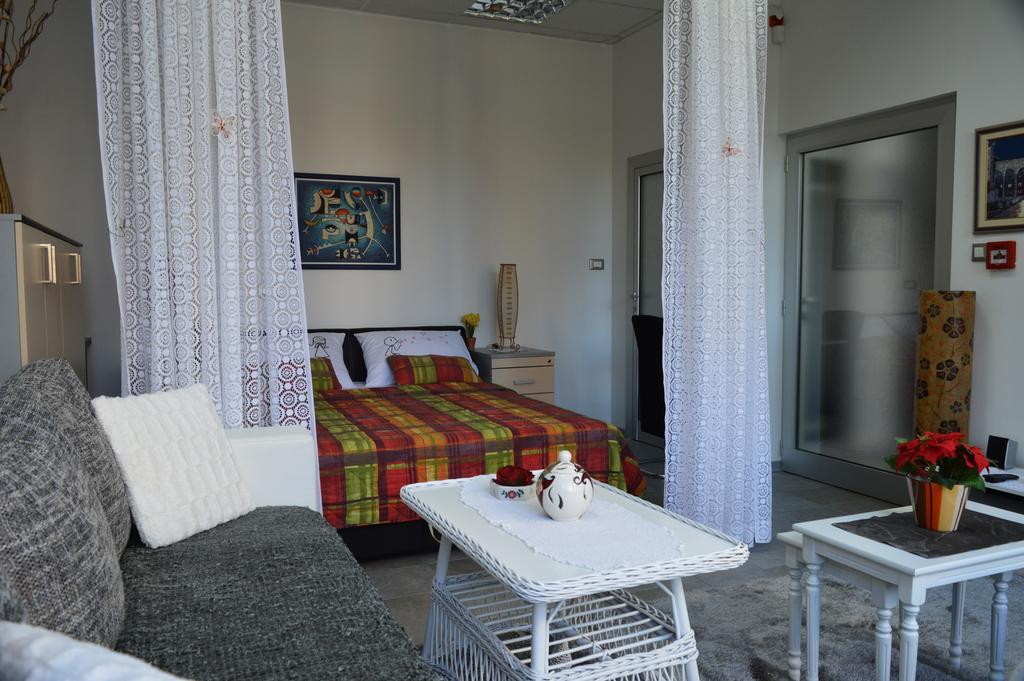 Studio Two Roses Apartment
