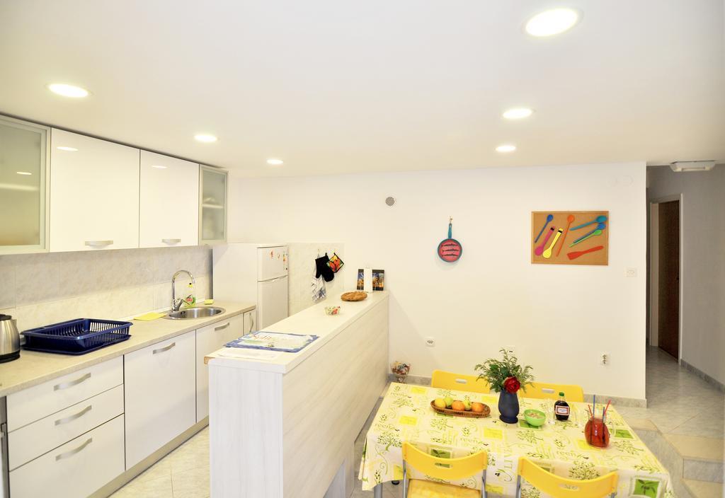 Poolside Paradise - A Hidden Gem In Appartement