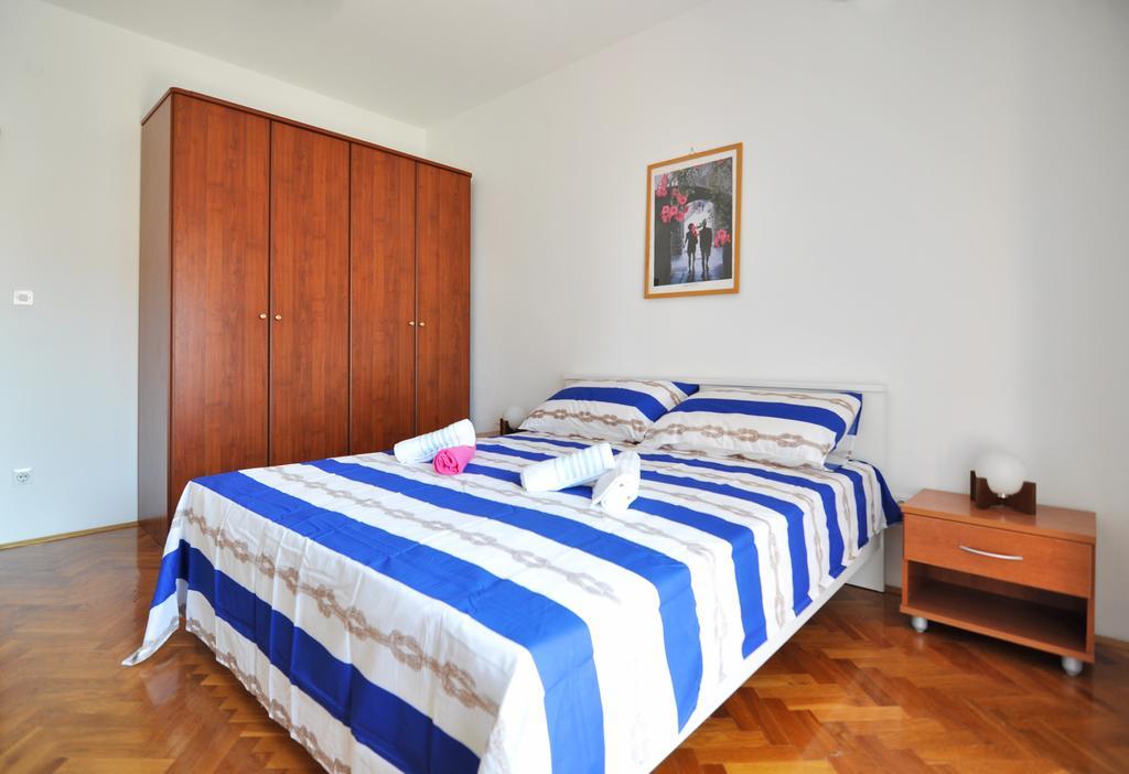 Poolside Paradise - A Hidden Gem In Appartement Split