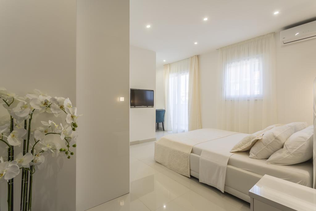 Holiday & Apartment Split