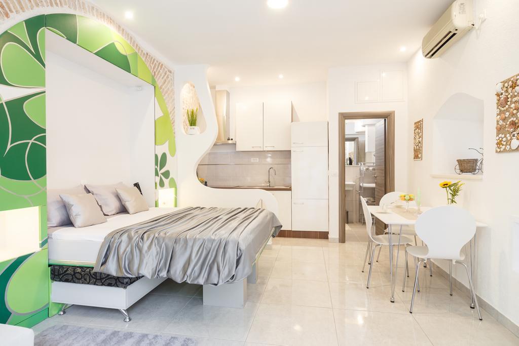 Males Apartment Split