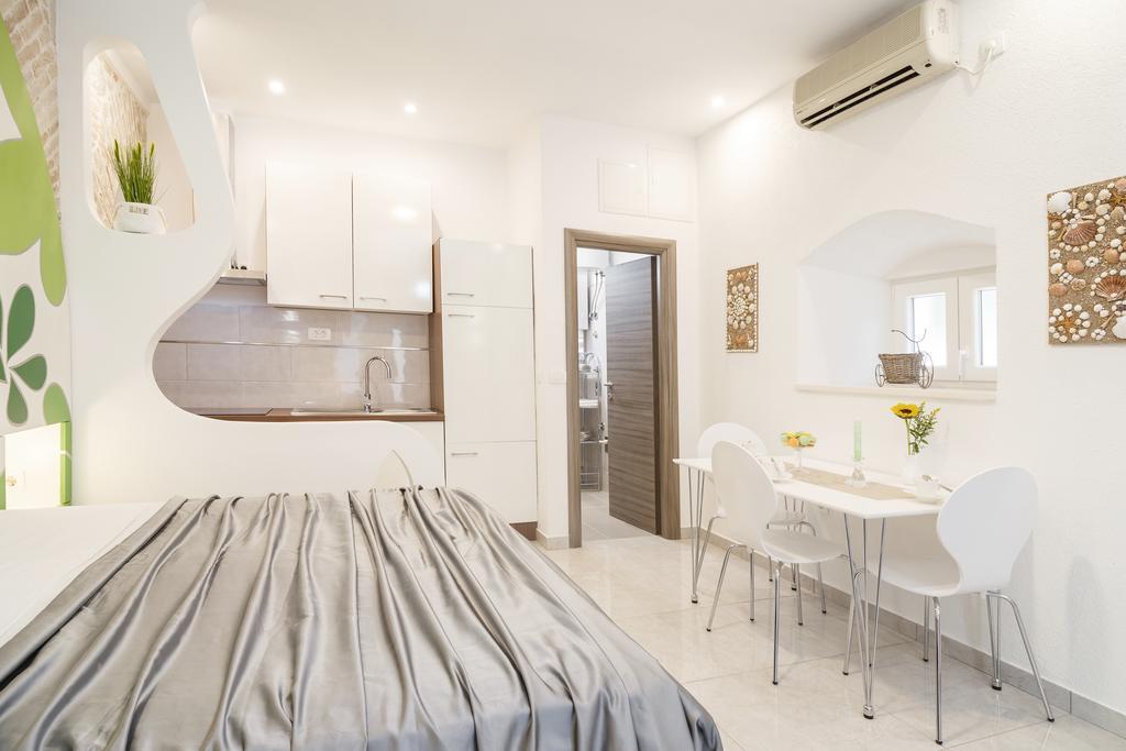 Males Apartment *