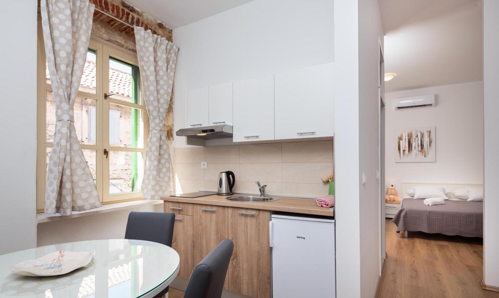 Lux Cindro Studio In Center Split