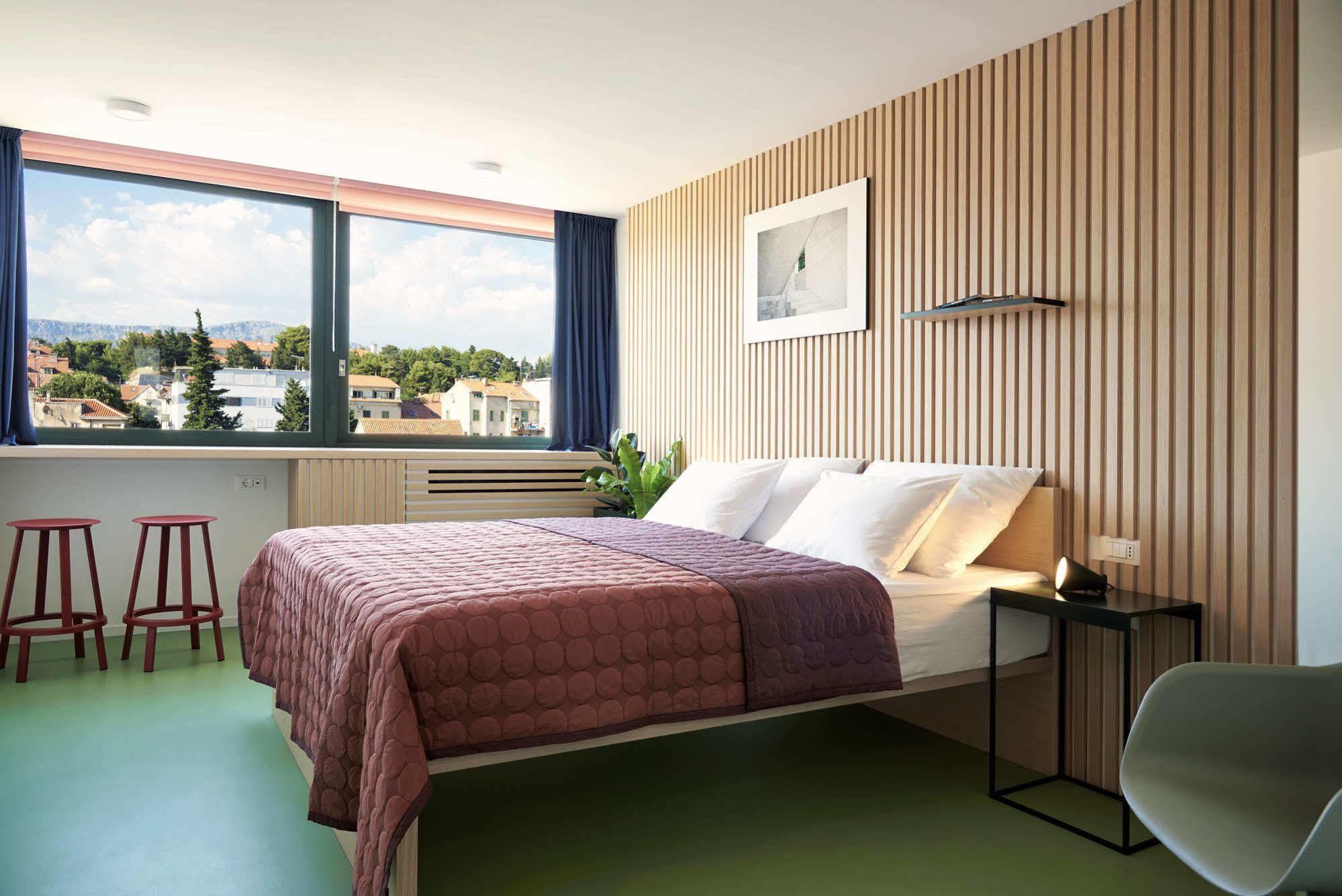 Bed & Breakfast Up There Design Split