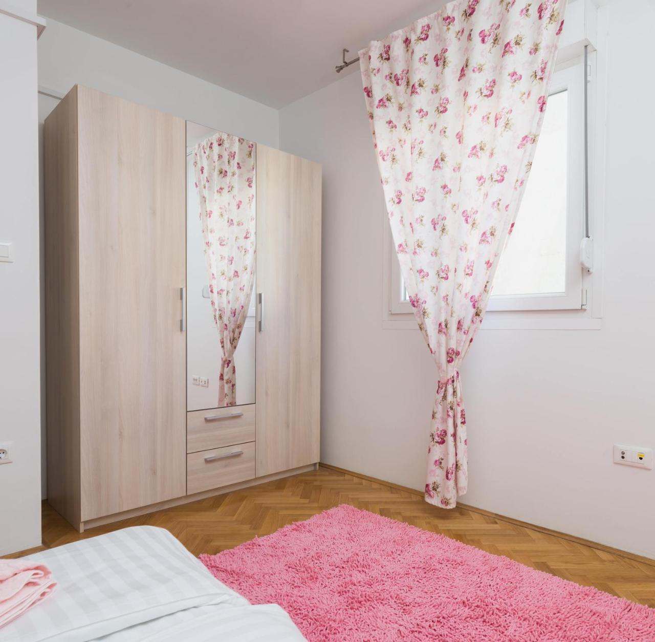 Free Private Garage * Split