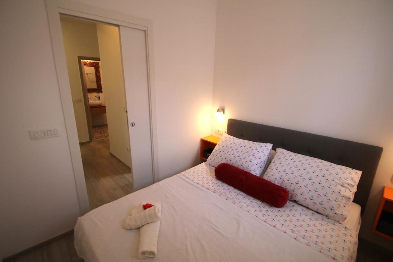 And Cozy In The Centre Of Apartment *