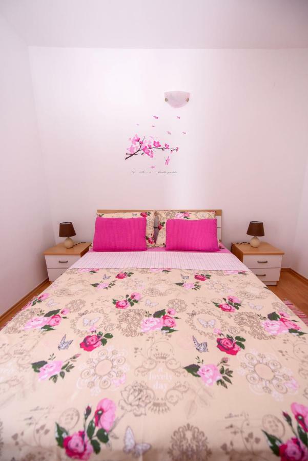 Donella Apartment Split