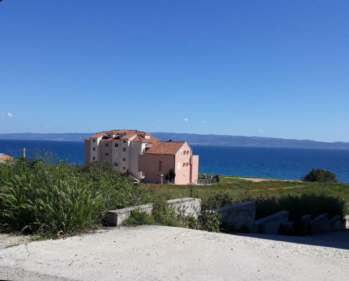 Donella Apartment Split