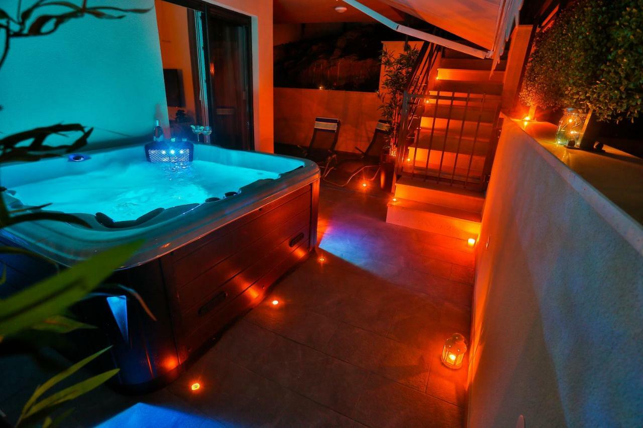 Luxury Urban With Jacuzzi Apartment