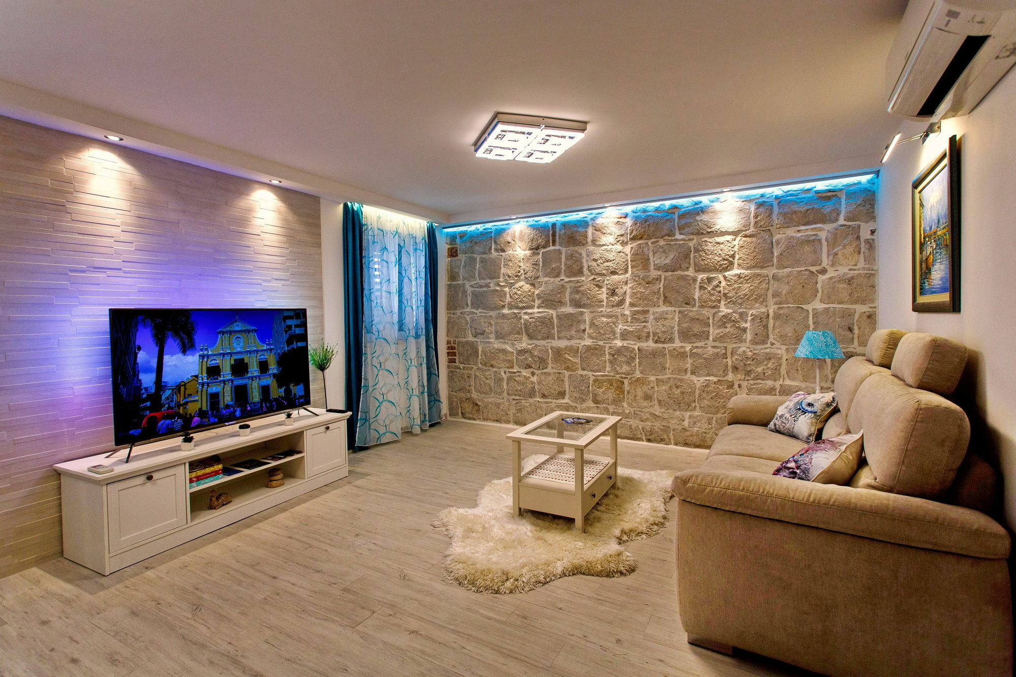 House Sandra Split