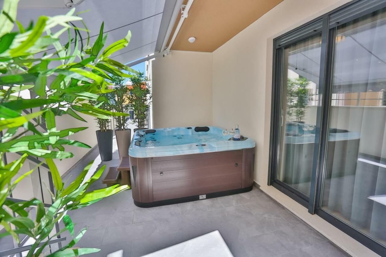 Luxury Urban With Jacuzzi Split