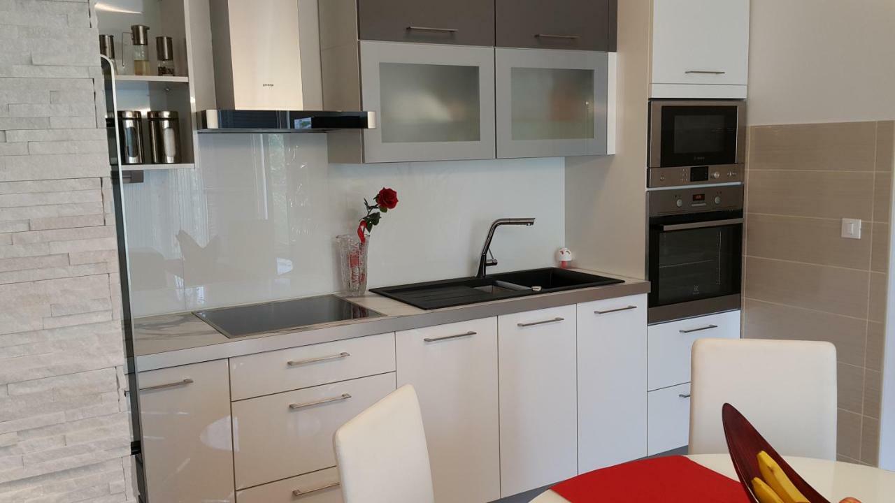 Luxury Apartment *