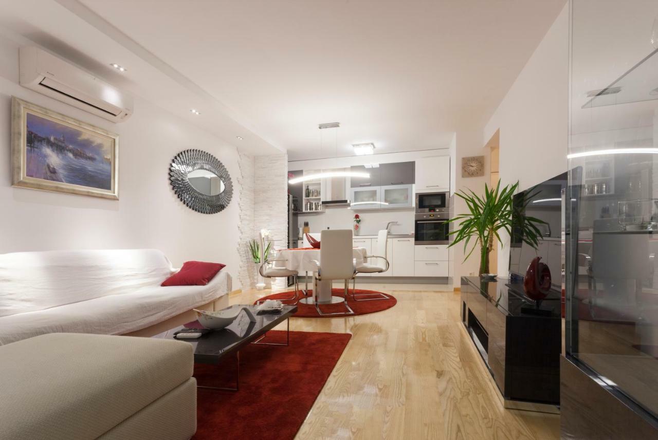 Luxury Apartment *