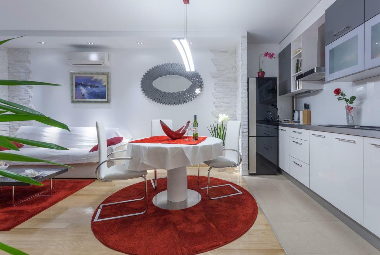 Luxury Apartment *