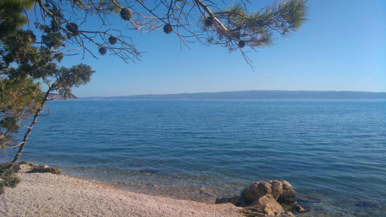 Ruzica -stobrec, Near *