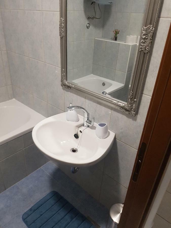 Sandra, With 2 Bathroom, Wi-fi, Private Parking Apartment Split