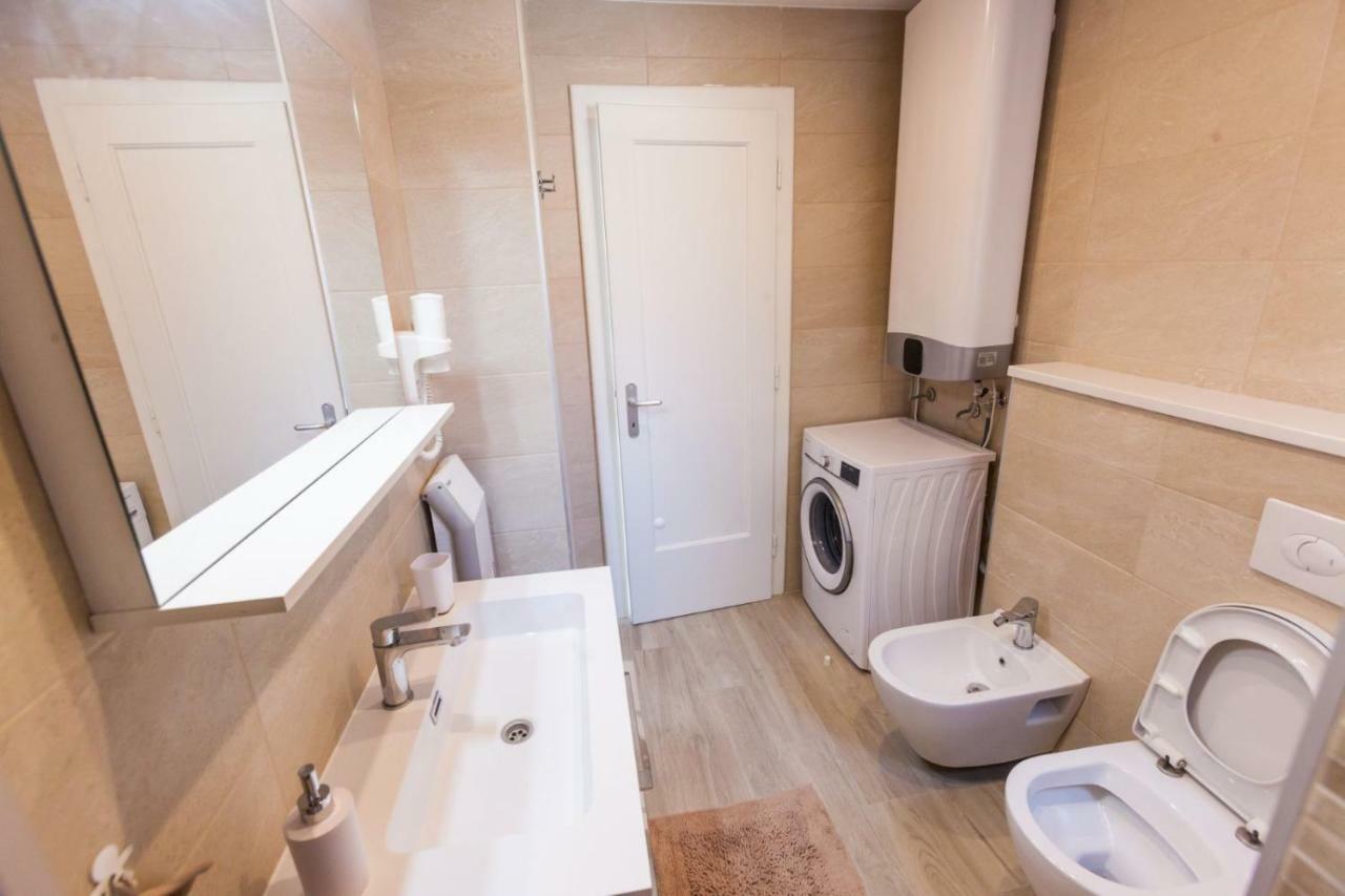 Val Apartment Split