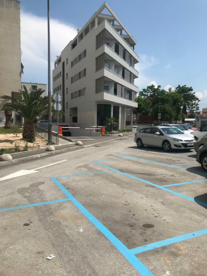 Apartment Side By Side *