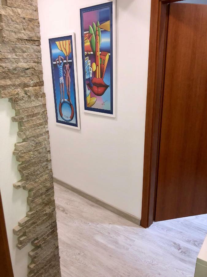 B&j Very Near Center Of Town Apartment Split