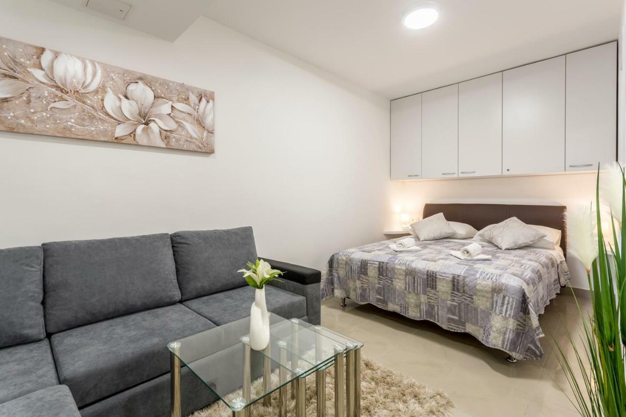 Nikol Apartment *