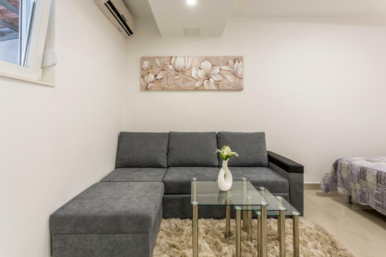 Nikol Apartment *
