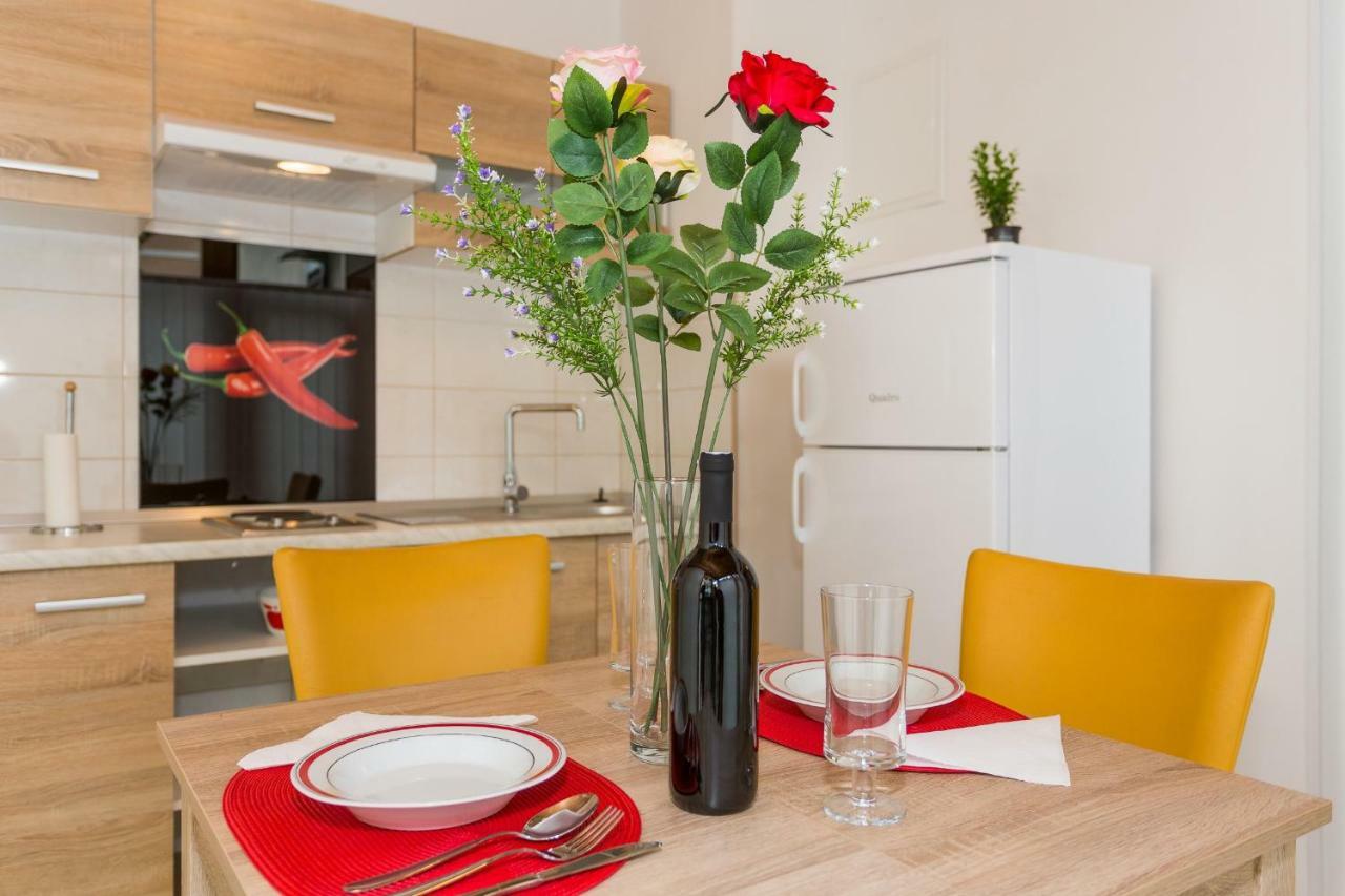 Leon-sara Apartment Split