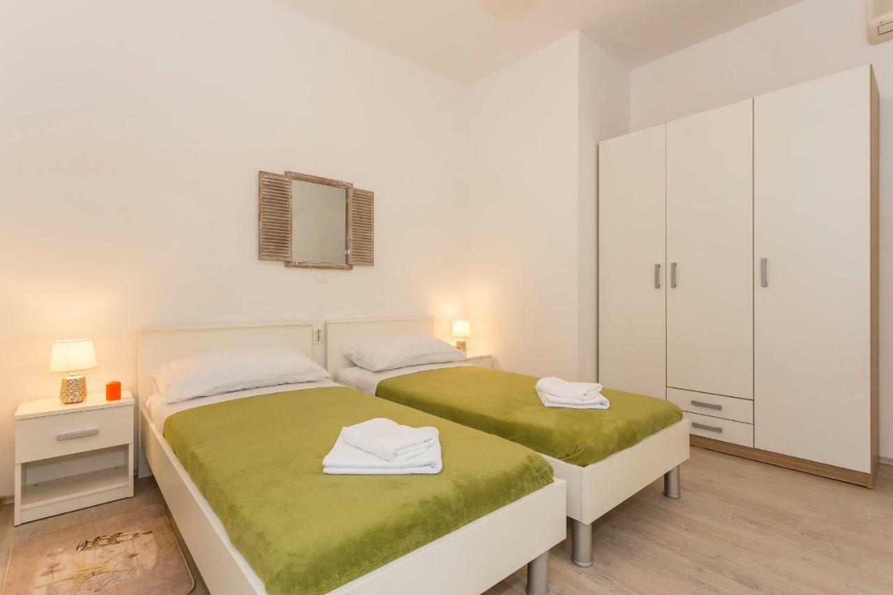 Leon-sara Apartment Split