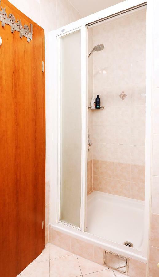 B&j Very Near Center Of Town Apartment