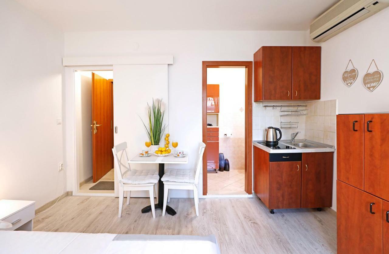 B&j Very Near Center Of Town Apartment