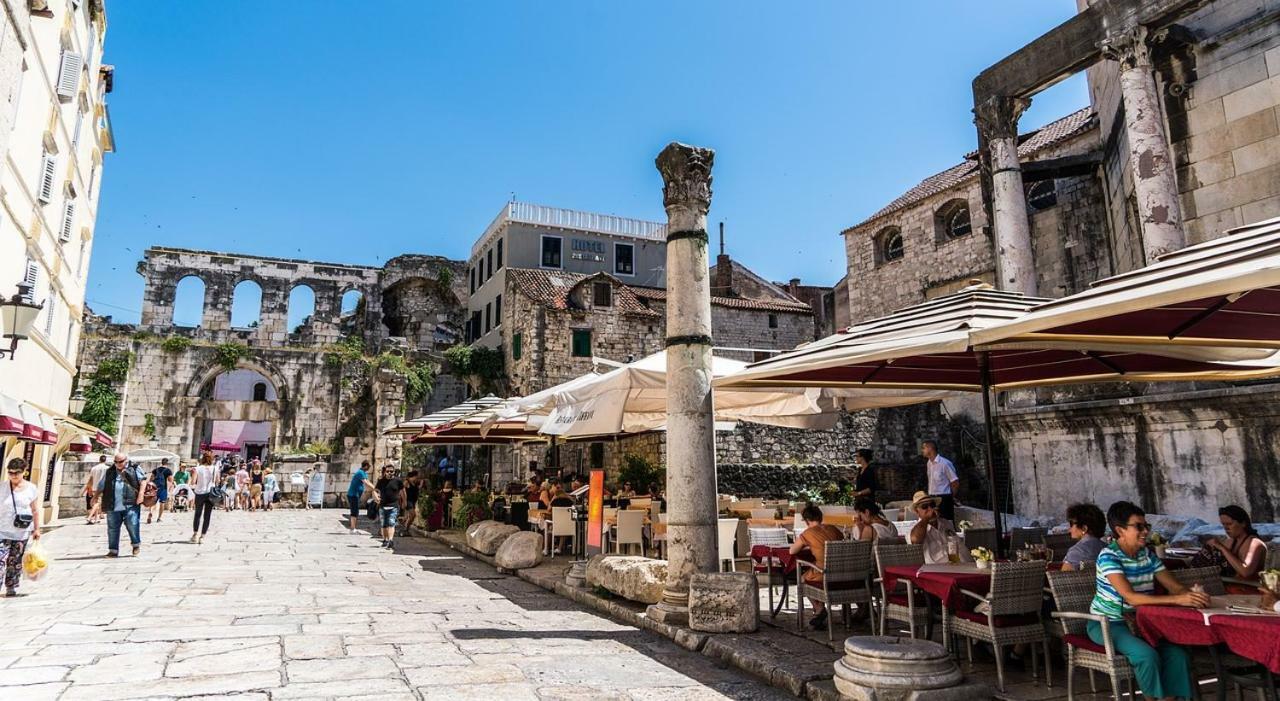 Romana With A Spacious Terrace Apartment Split