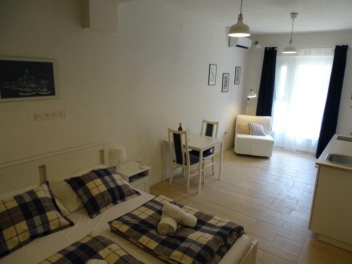 Job Apartment *