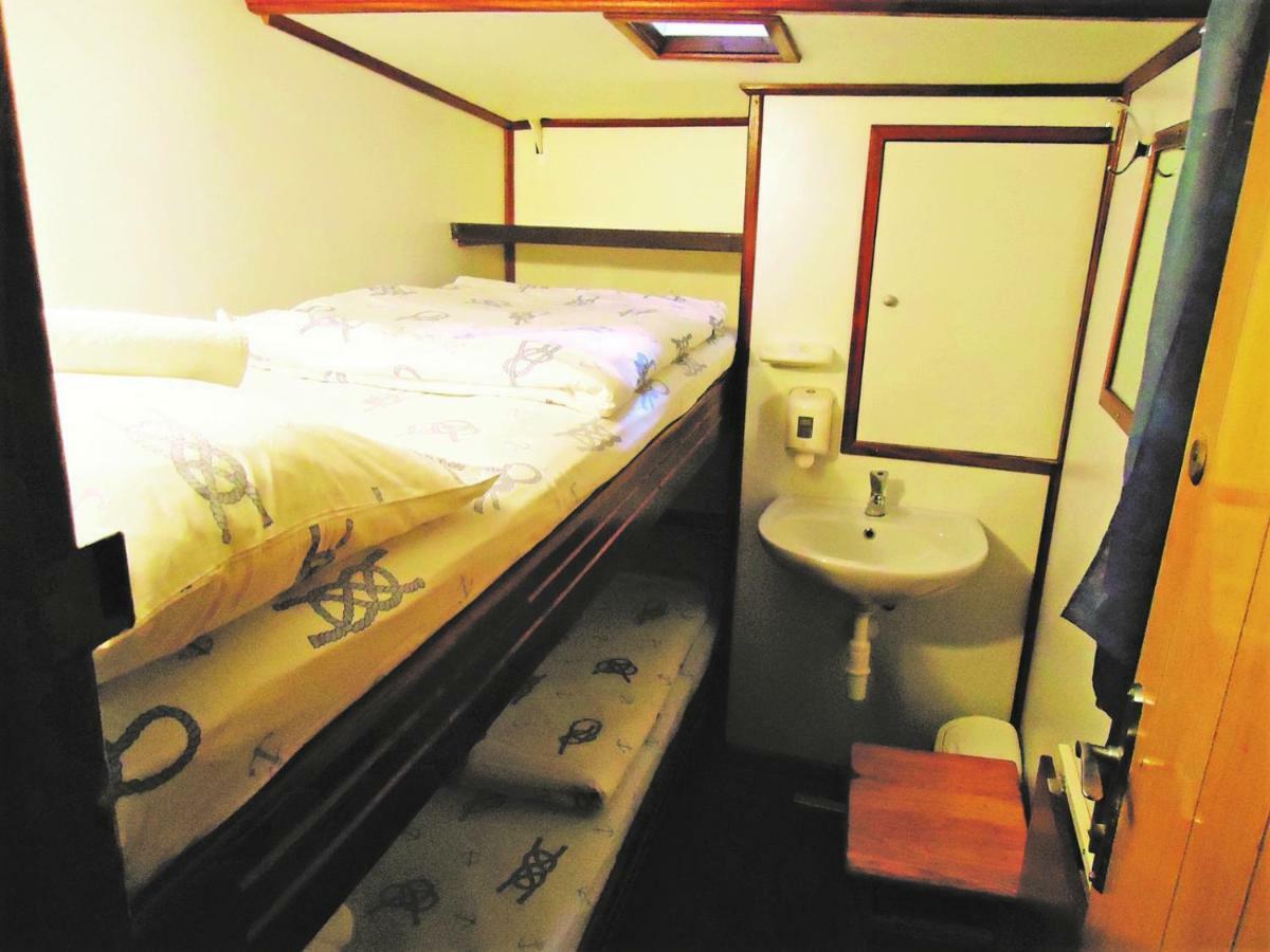 Botel Rhythm Floating Accom - *