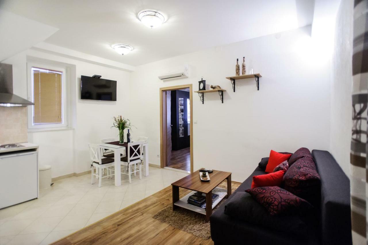 Grand Bedroom Aptm Palace Location Split