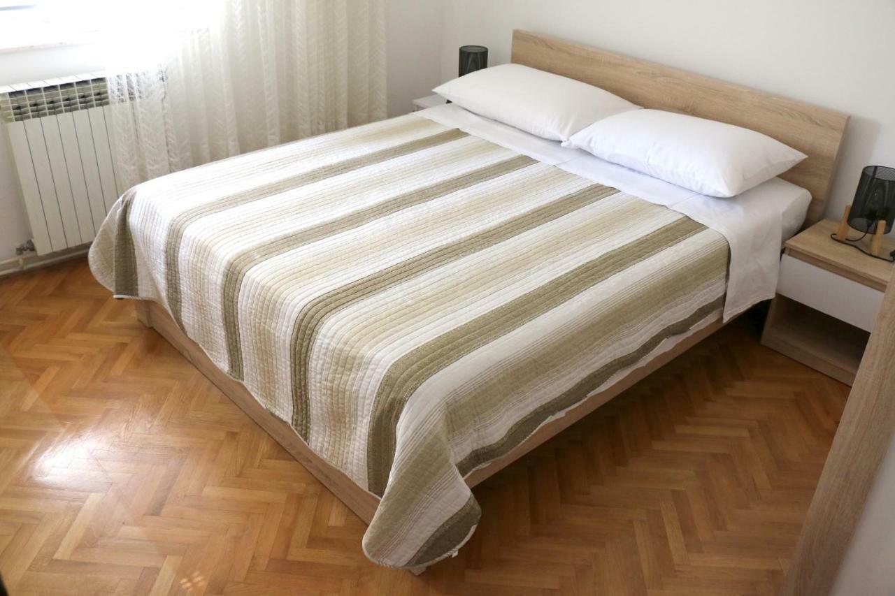 Velin Split