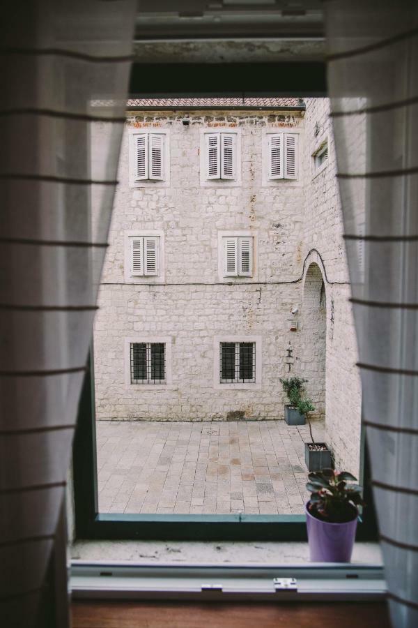 5 Minutes Walk Art Appartement
