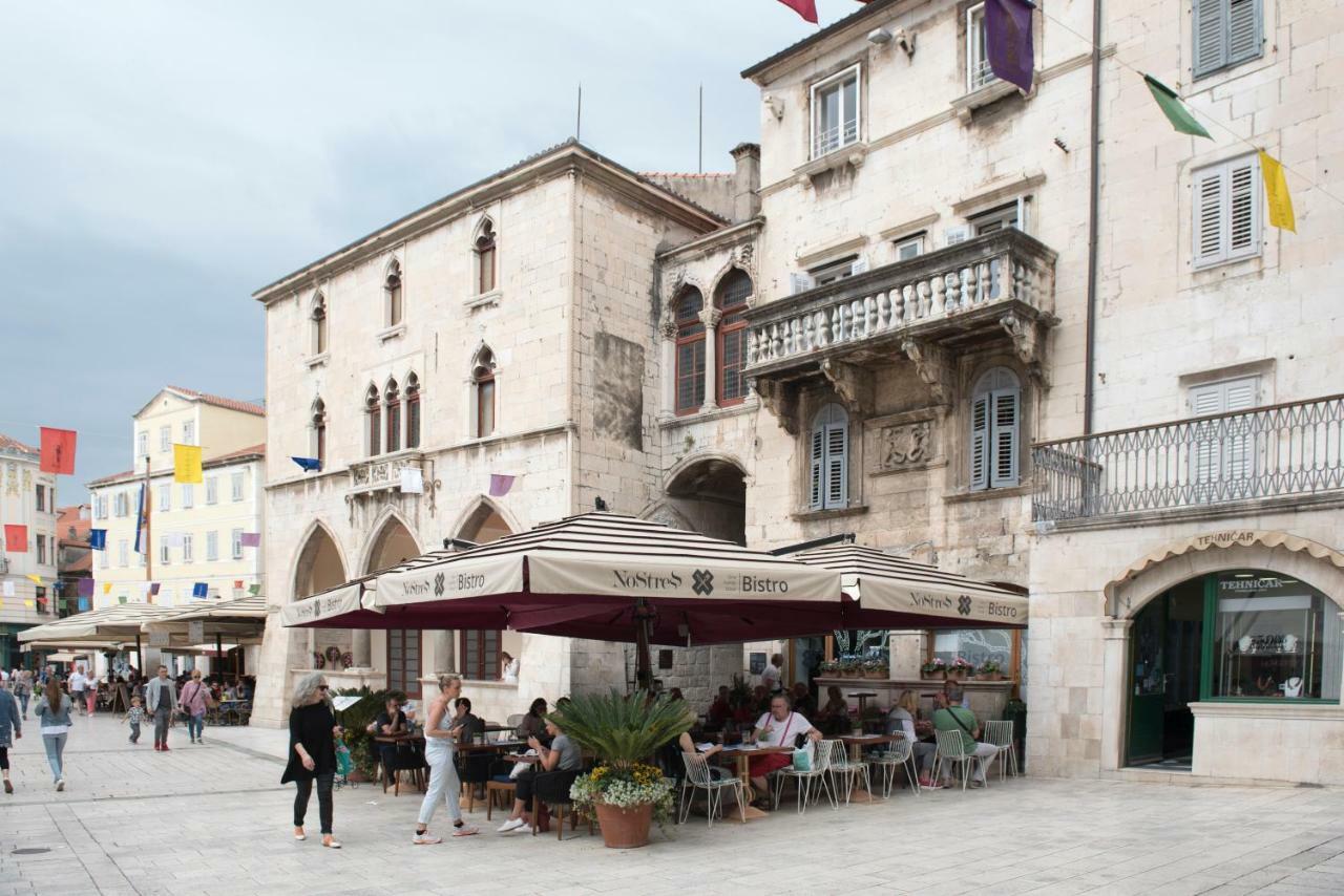 Piazza Square City Top Centre *
