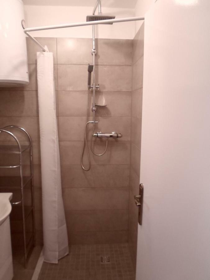 Leona Apartment *