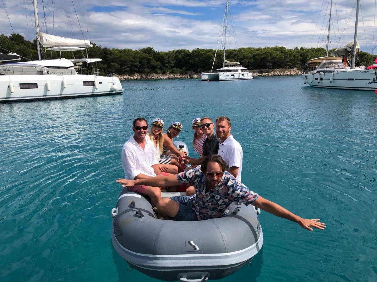 Botel Luxury Catamaran Lagoon 42, Ac & Gn *