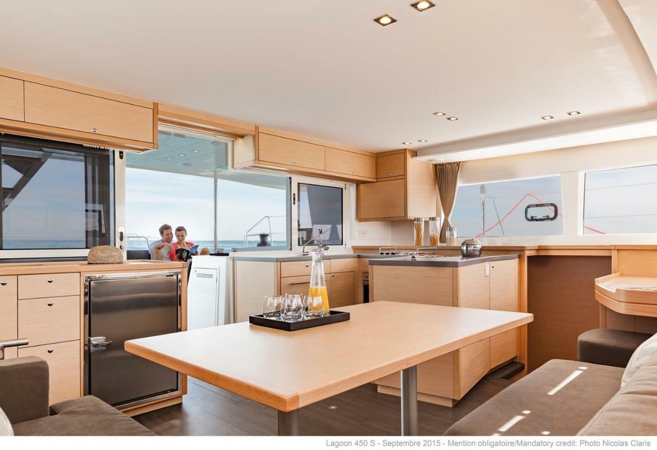 Botel Luxury Catamaran Lagoon 42, Ac & Gn